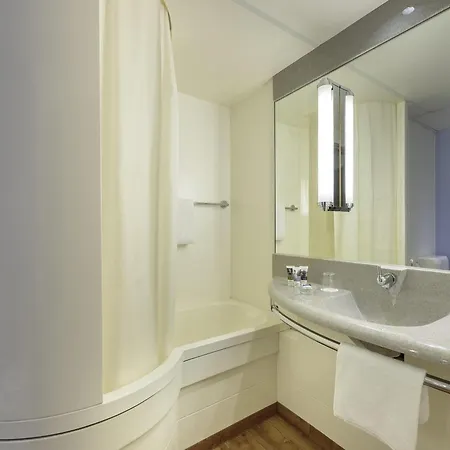 Mercure West מלון 4*